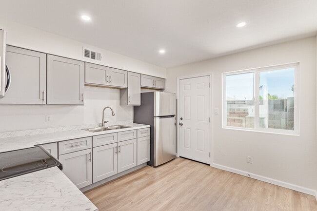 Building Photo - 2 Bed 1 Bath with Private Patio - Central Mesa Location, On Broadway Apartments