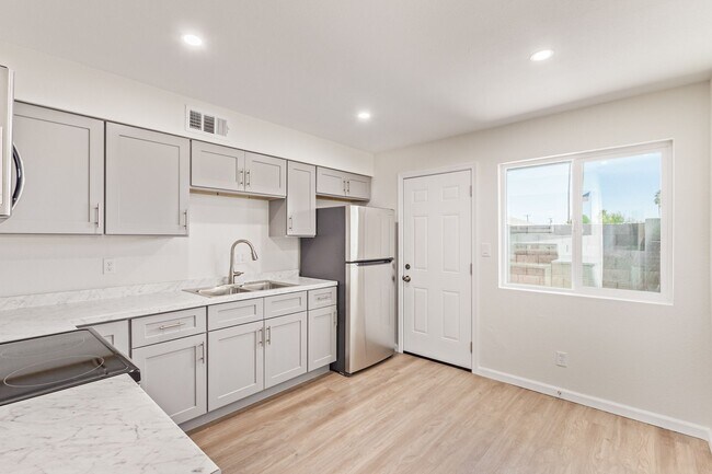Building Photo - Stylish. Newly Renovated. Cozy, Boutique Community - On Broadway Apartments