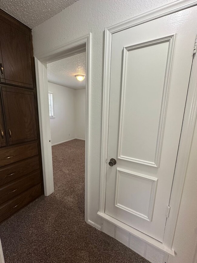 Building Photo - 3 bed, 1 bath, 1 car garage