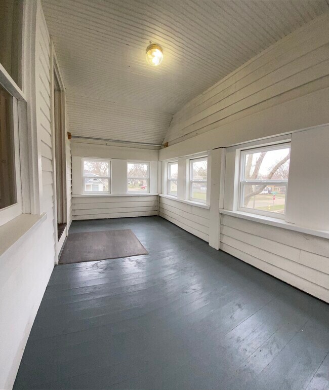 Sun porch. - 503 Middle