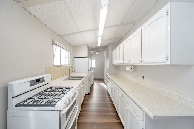 Building Photo - Beautiful Newly Renovated 3 Bed - 1 Bath Pet Friendly Home in Bountiful! Available NOW!