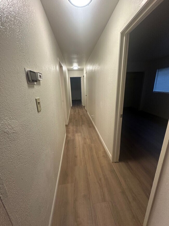 Building Photo - Desirable Duplex Unit with Lincoln Schools