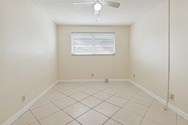Building Photo - 532 S Luna Ct