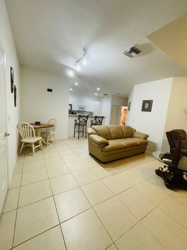 Building Photo - 1833 Pelican Dr