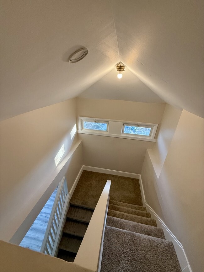 Building Photo - 541 Grafton Ave