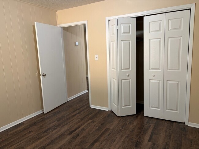 Building Photo - 2346 Horne Ave