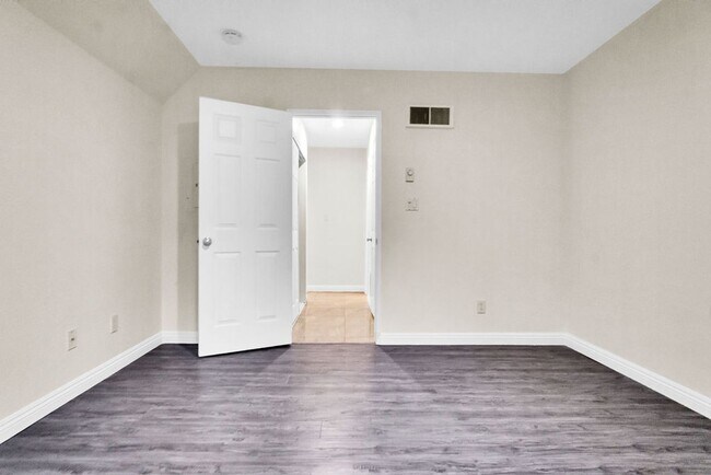 Building Photo - Beautiful one bedroom/one bath in the Verano community at UTC! Close to so much!
