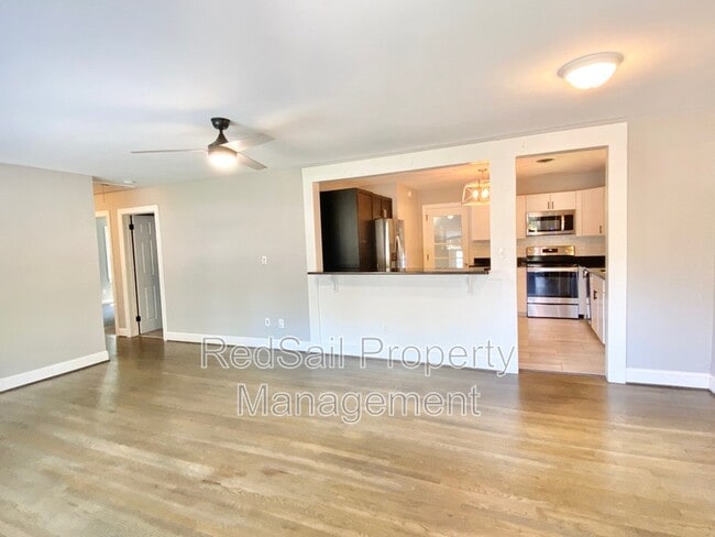 Building Photo - 10 Westlawn Dr