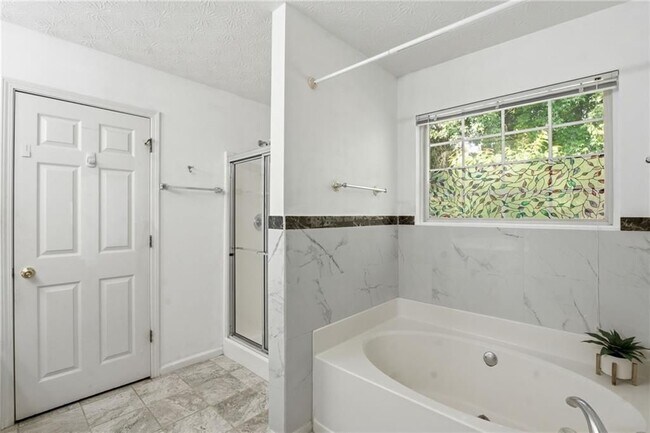 Building Photo - 575 Chandon Way