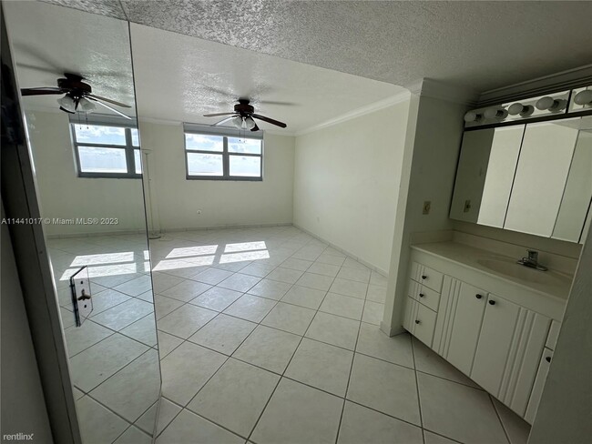 Building Photo - 2 br, 2 bath Condo - 9273 Collins Ave Apt 805