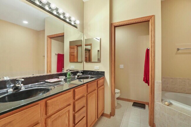 Building Photo - Spacious 3-Bedroom Townhouse with Main-Flo...