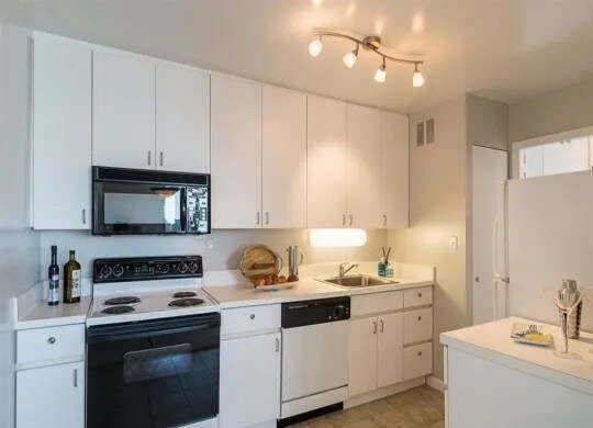 Building Photo - 530 W Hawthorne Pl