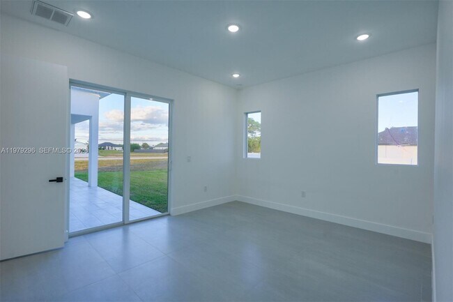 Building Photo - 5 SW 26th Pl
