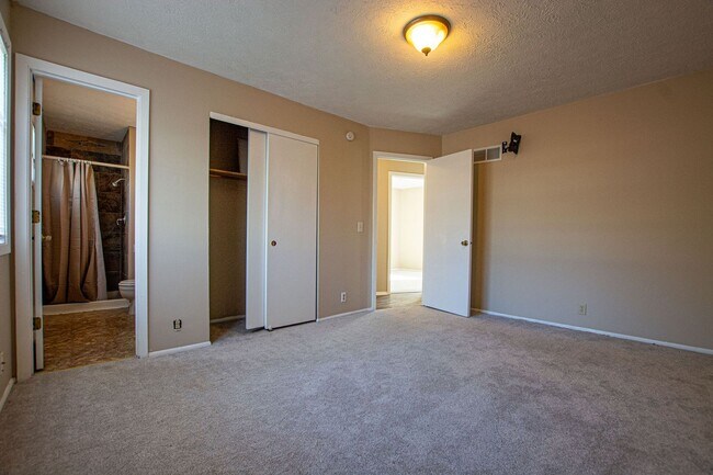Building Photo - 3 Bedroom / 2 Bath Home in Millard!