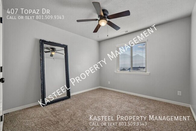 Building Photo - 407 Topaz Dr