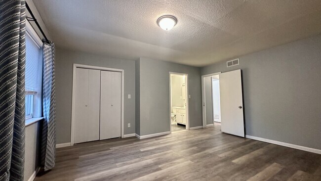 Building Photo - 11020 E Belaire