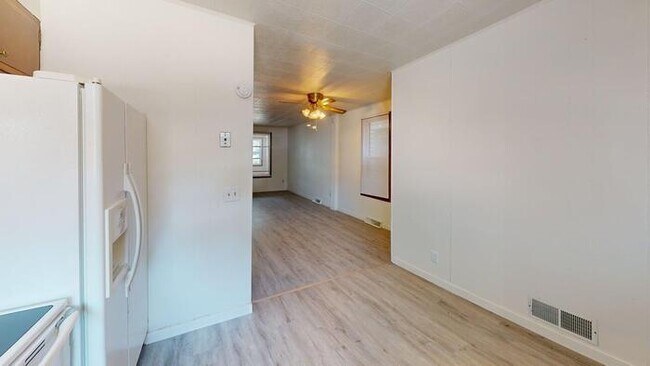 Building Photo - 704 N 6th St