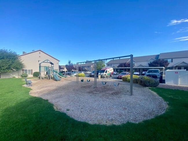 Building Photo - 3 bedroom- 2.5 bath Townhouse