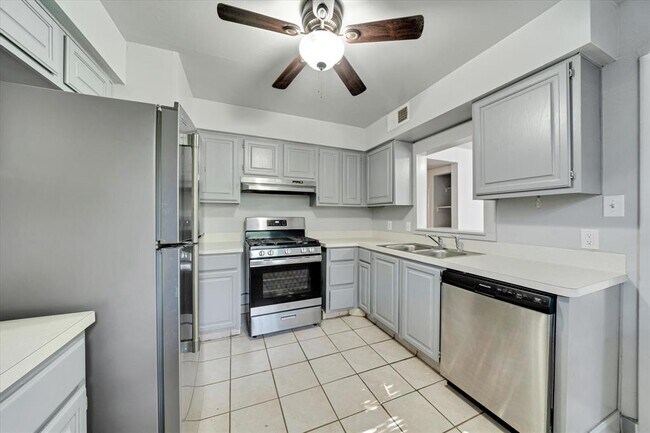 Building Photo - 1130 Bois D'Arc St
