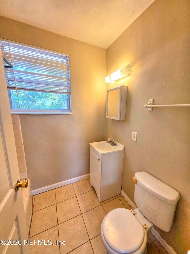 Building Photo - 916 W 25th St