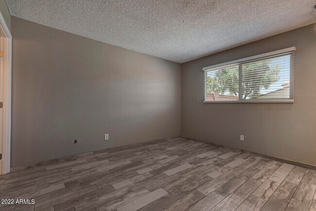 Building Photo - 3012 W Bethany Home Rd