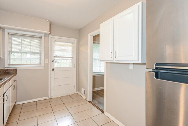 Building Photo - 3135 Robin Rd