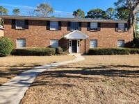 Building Photo - 2 Bedroom 1 Bathroom Downstairs unit with off street parking in Midtown Savannah