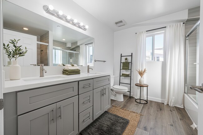 Building Photo - 1121 N Berendo St