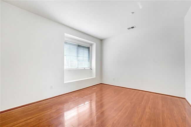 Building Photo - 12328 Edgecliff Ave