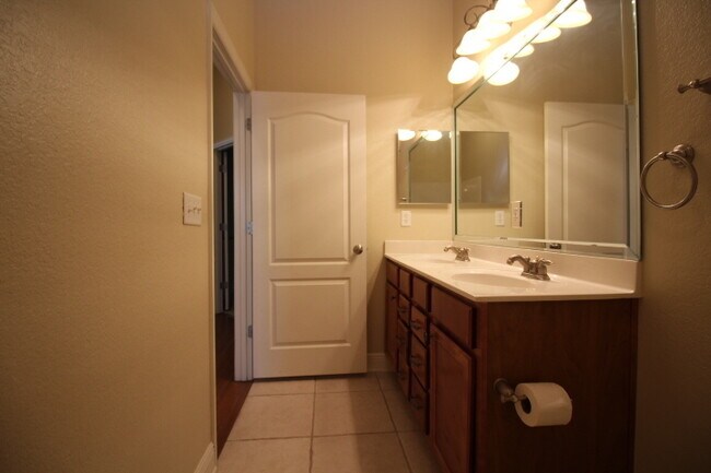 Building Photo - Beautiful 4 Bedroom Home In Newport Colony