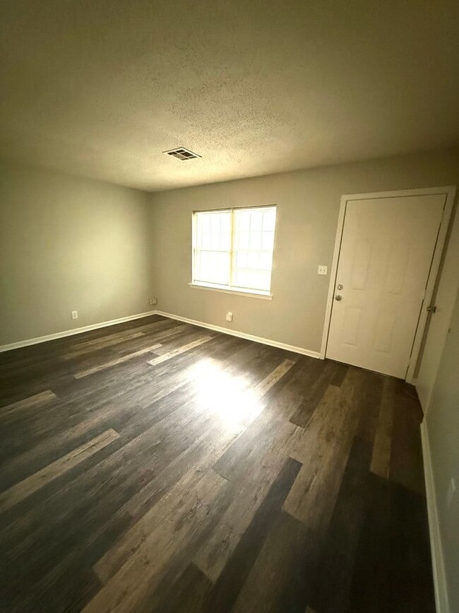 Building Photo - ** 3 Bed 2 Bath located off Virginia Loop ...