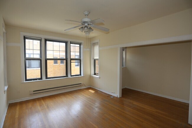 Building Photo - 722 W Barry Ave