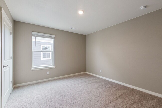 Building Photo - 1939 Knobby Pine Dr