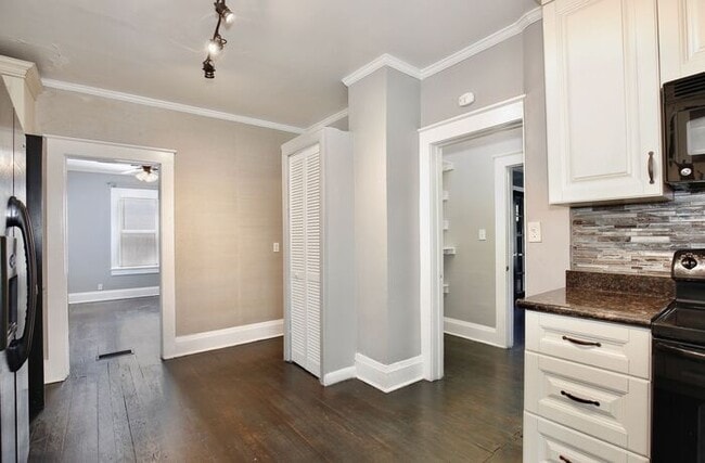 Building Photo - Beautiful 1/1 Spacious Apartment in the He...