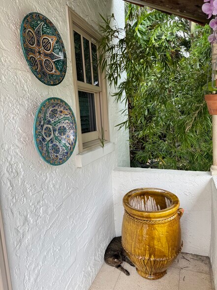 Entrance to apartment - 213 E Lakewood Rd