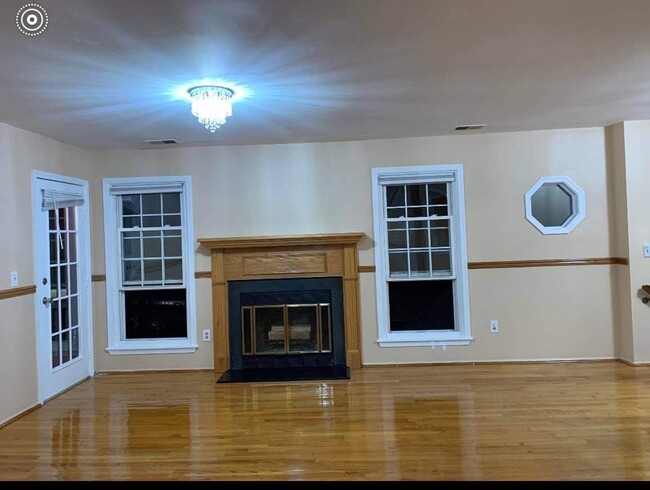 Building Photo - 376 Hampton Pl