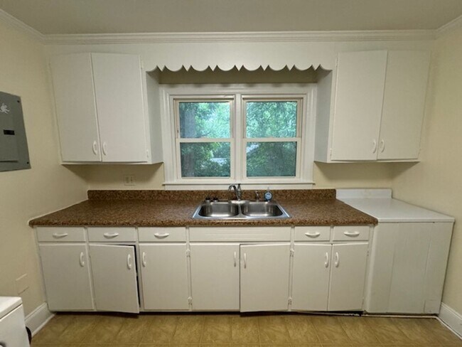 Building Photo - Centrally located, close to the Mall