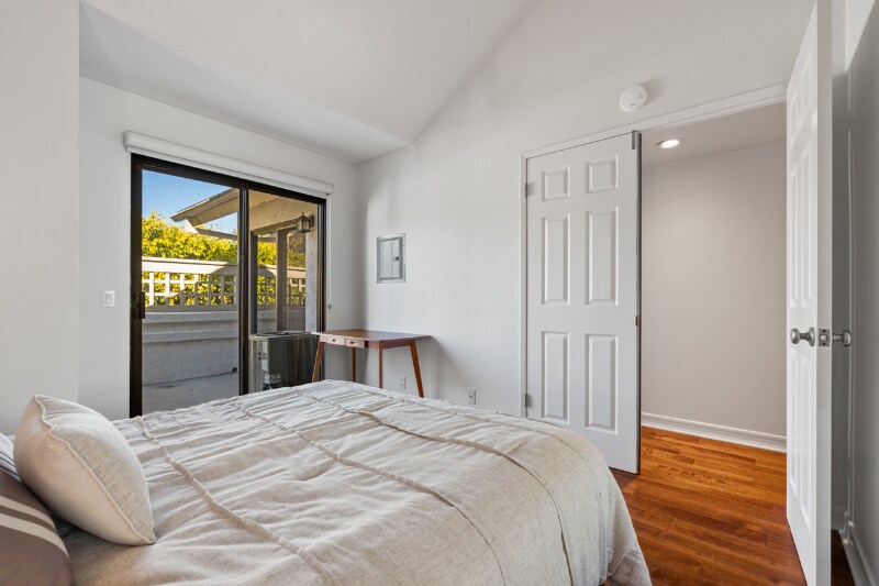 Building Photo - 526 Via De La Valle