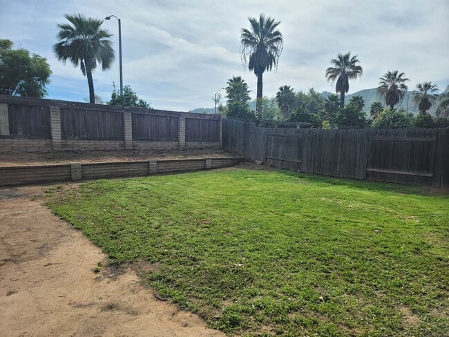 Building Photo - 3 Bedroom 1 3/4 Bath HOUSE with 2 car garage