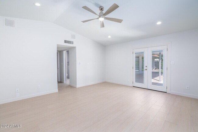 Building Photo - 507 E Caribbean Ln