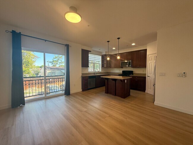 Building Photo - Beautiful and Modern 3 Bedroom 2.5 Bath Townhome in Montecito Vista Area
