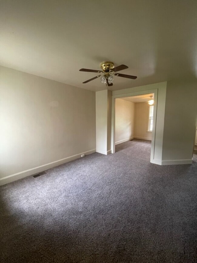 Building Photo - 3 Bedroom Single Family Home in Harrisburg!