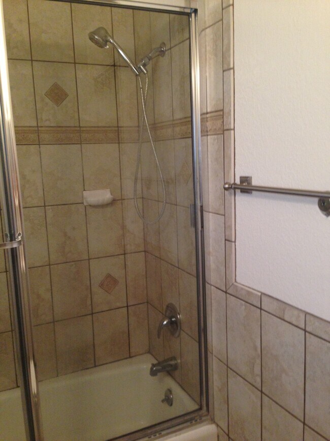 Building Photo - 715 Huntley Dr