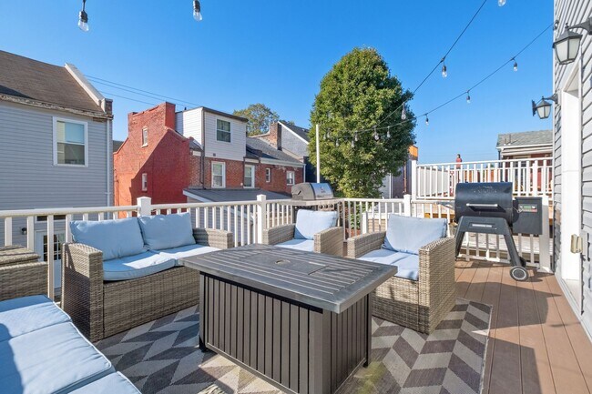 Building Photo - Luxury 3-Bedroom, 4-Bathroom House in Sout...