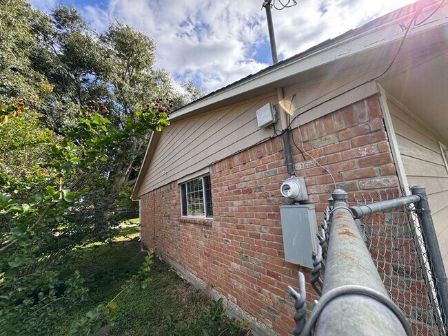 Building Photo - BEAUTIFUL HOME IN ANGLETON. MOVE IN READY!.