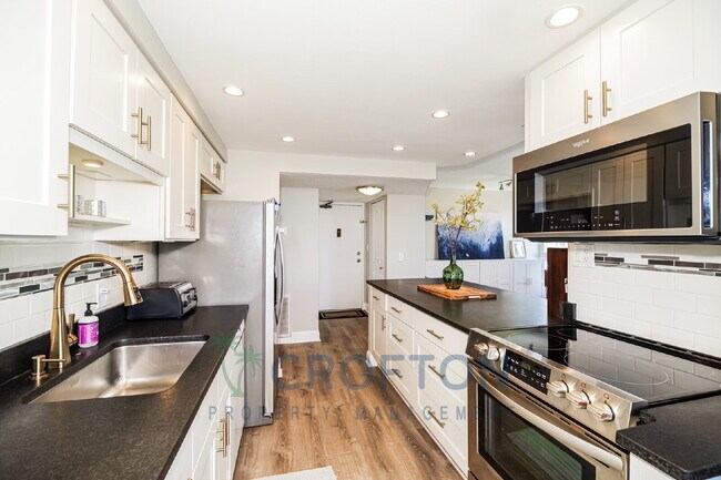 Building Photo - Beautiful Oceanfront Condo in Cocoa Beach!
