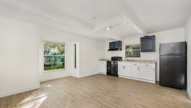 Building Photo - 2600 Morales St