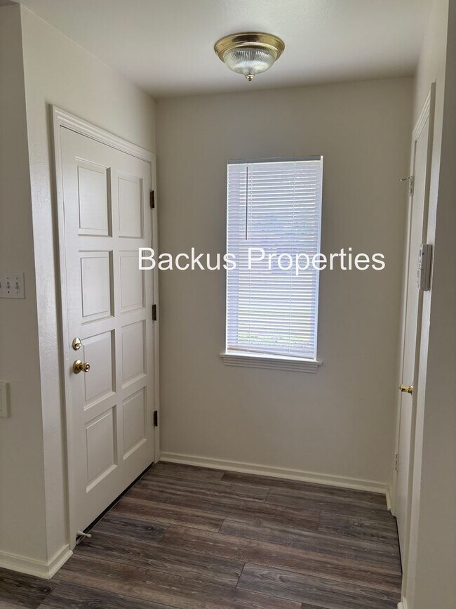 Building Photo - Great one level three bedroom home in South Salinas
