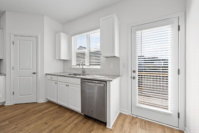 Building Photo - 2730 Harrison Dr
