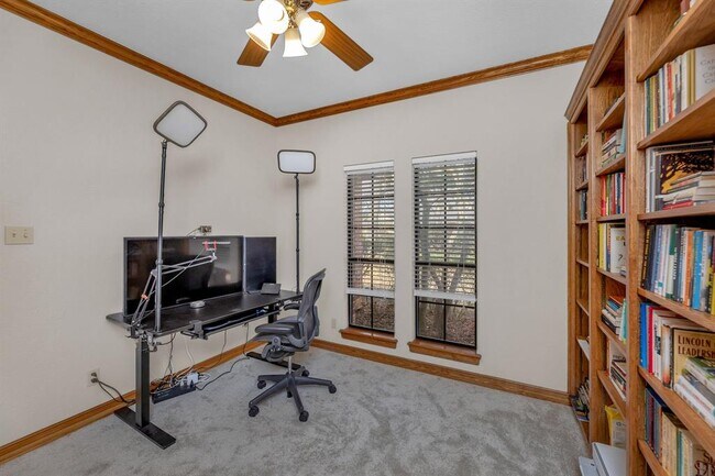 Building Photo - 927 Blue Spring Cir